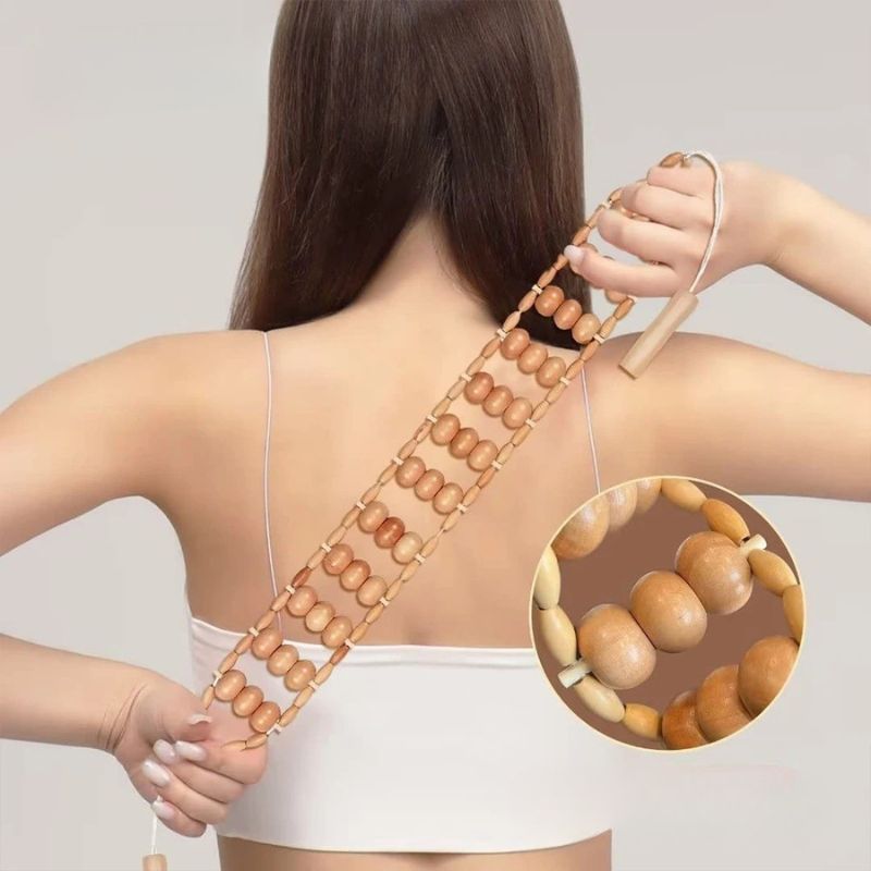 Femme utilisant un cordon de massage à perles en bois sur le dos, avec gros plan sur les perles