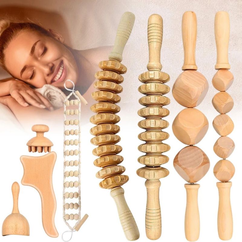Coffret de massage en bois de hêtre : huit outils alignés avec une personne détendue en arrière-plan