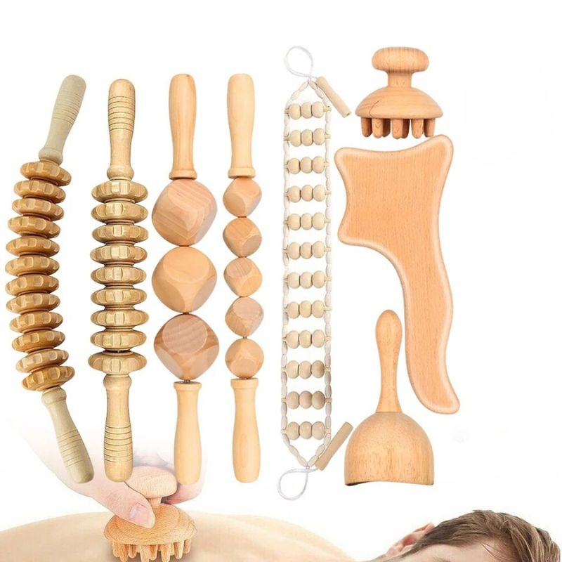 Coffret de massage en bois de hêtre : huit outils alignés avec une personne détendue en arrière-plan