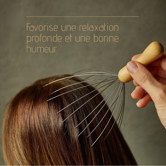 Gros plan sur une main utilisant le masseur crânien dans les cheveux, texte "favorise une relaxation profonde"