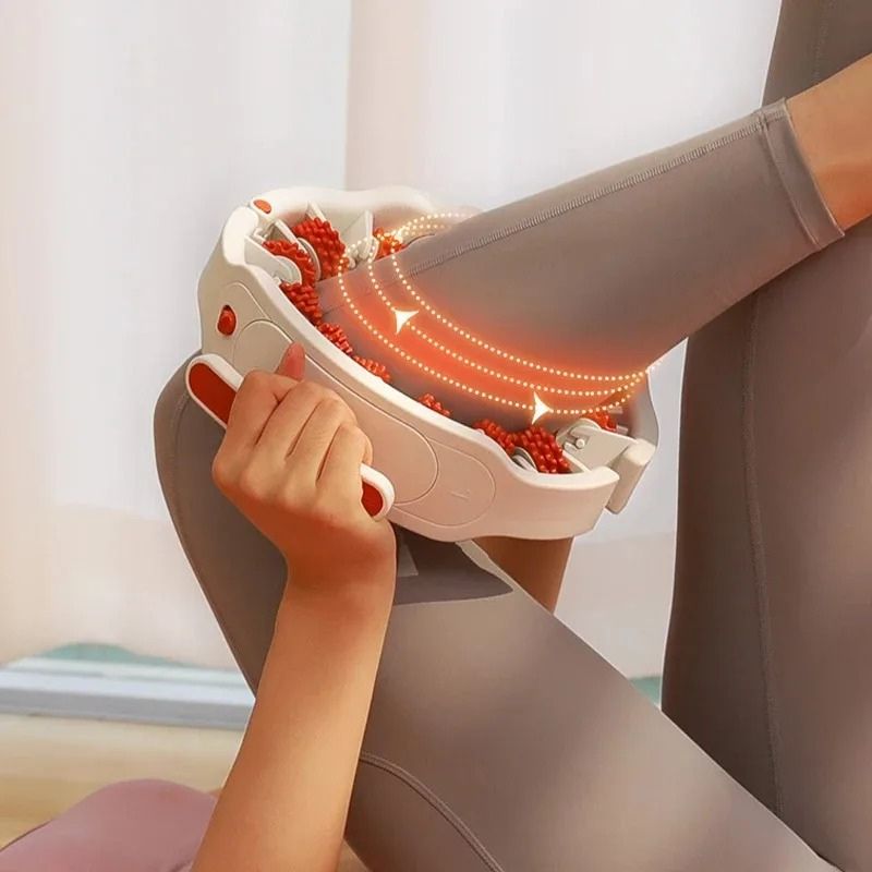 Gros plan du masseur jambes à anneau enroulé autour du mollet, montrant les roues texturées
