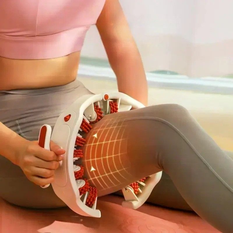 Femme utilisant le masseur jambes à anneau sur la cuisse en position assise détendue