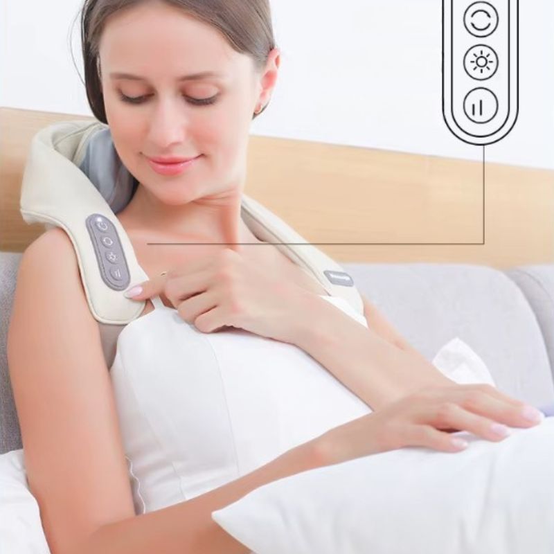 Femme allongée utilisant le masseur nuque et épaules avec zoom sur les boutons de commande rotation, chaleur et pause
