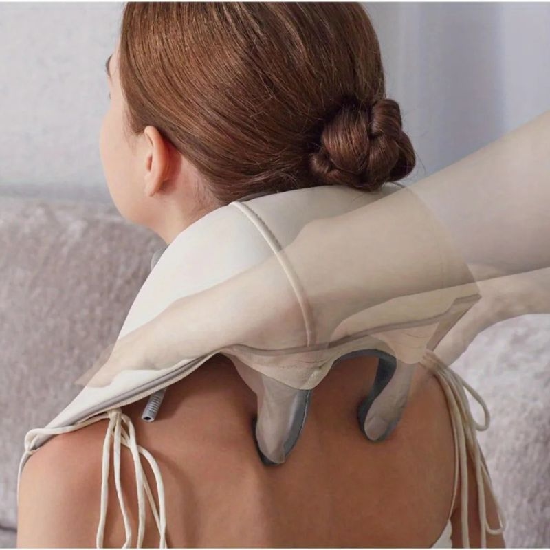 Vue arrière du masseur nuque et épaules montrant les têtes de massage et les liens de fixation autour du cou