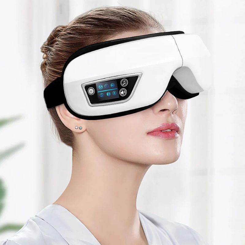 Femme de profil portant le masseur oculaire électrique blanc, vue détaillée du bandeau
