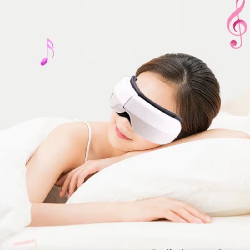 Femme allongée sur un oreiller portant le masseur oculaire en mode détente avant le sommeil