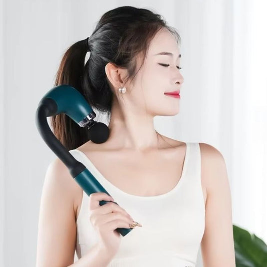 Femme de profil utilisant le masseur à percussion manche long sur la nuque et l'épaule