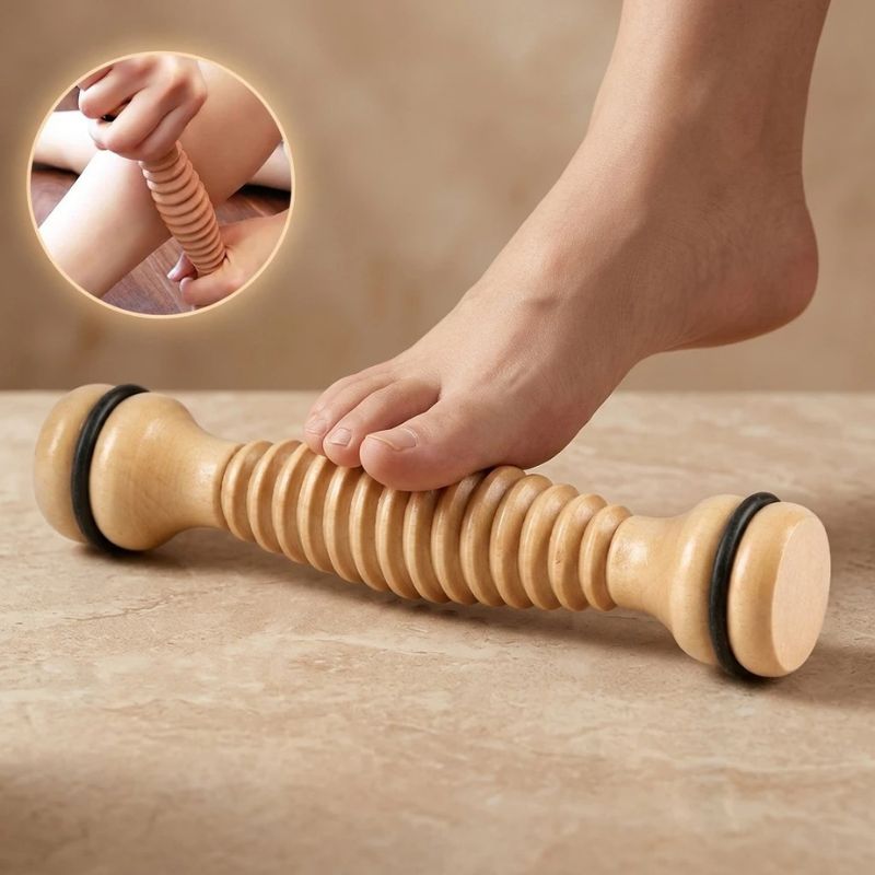 Pied nu en appui sur le rouleau masseur en bois massif, ambiance marbre avec médaillon d'utilisation sur le genou