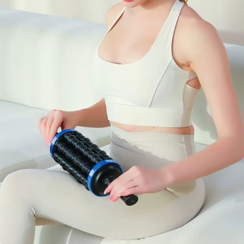 Femme assise utilisant le rouleau masseur à percussion 360° sur la cuisse