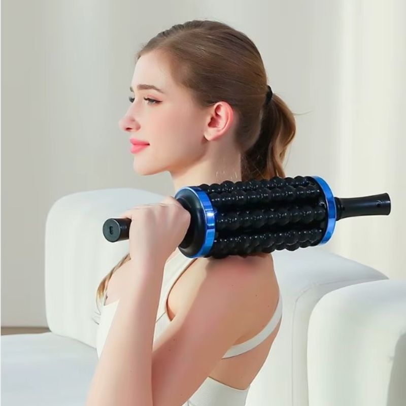 Femme de profil utilisant le rouleau masseur à percussion 360° sur la nuque et l'épaule
