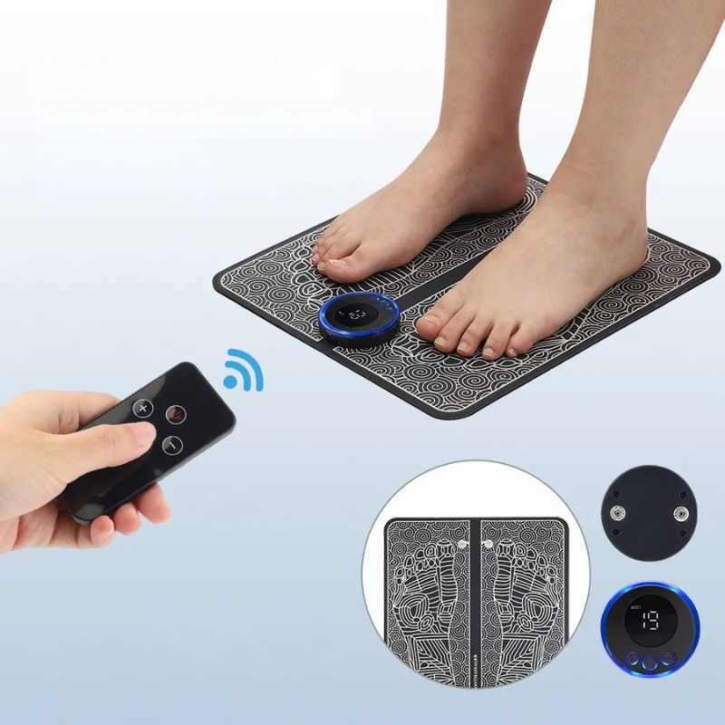 Main tenant la télécommande sans fil du tapis masseur de pieds électrique